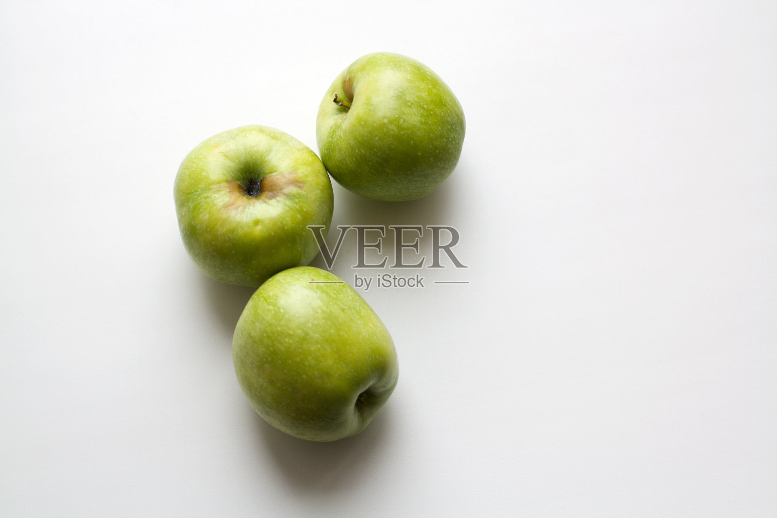 三个成熟的青苹果照片摄影图片