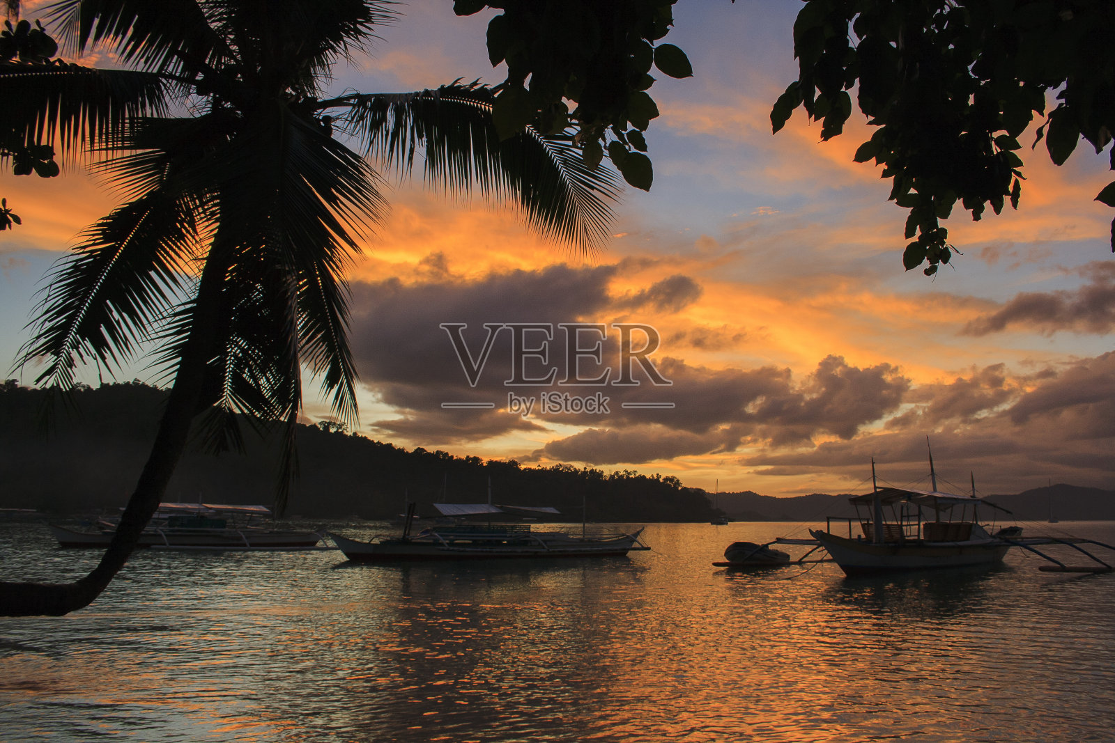 纳潘海滩的日落。巴拉望岛。菲律宾。照片摄影图片