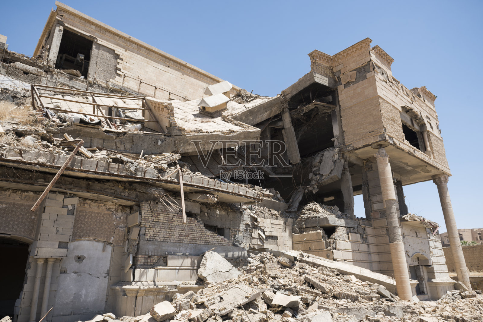 摧毁伊拉克摩苏尔的萨达姆·侯赛因总统府照片摄影图片