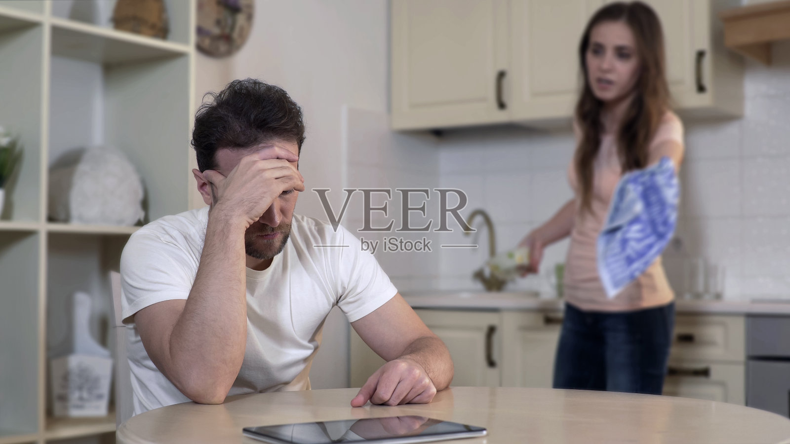 占有欲强的妻子在家与丈夫吵架，指责他出轨，离婚照片摄影图片