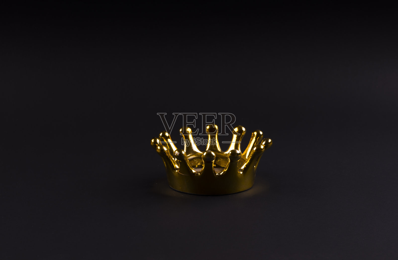 金色的皇冠在黑色孤立的背景上照片摄影图片