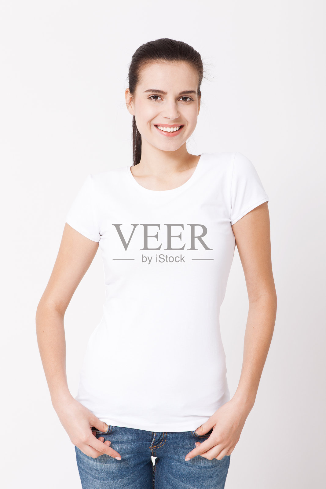 t恤设计和人的概念-近距离的年轻女子在空白的白色t恤。干净的衬衫模型设计照片摄影图片