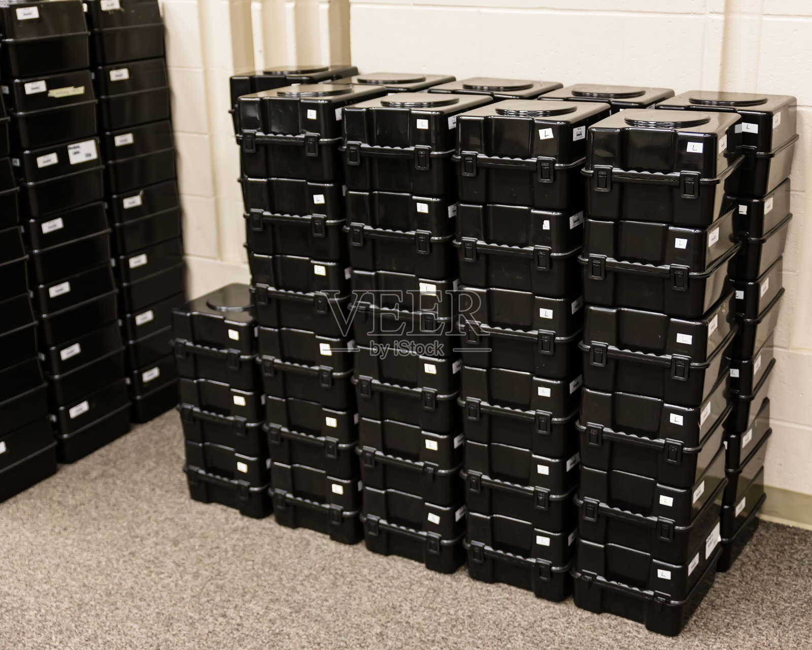 一堆准备分配的shako储物箱照片摄影图片