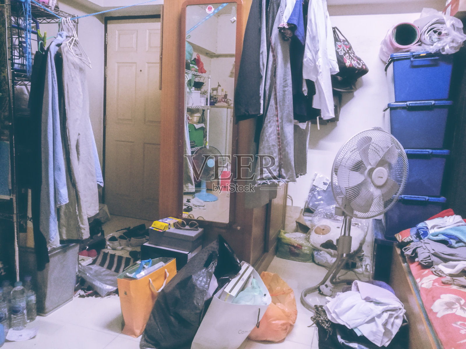 房间很乱，所有的衣服都是要洗的，但没办法放到壁橱里照片摄影图片