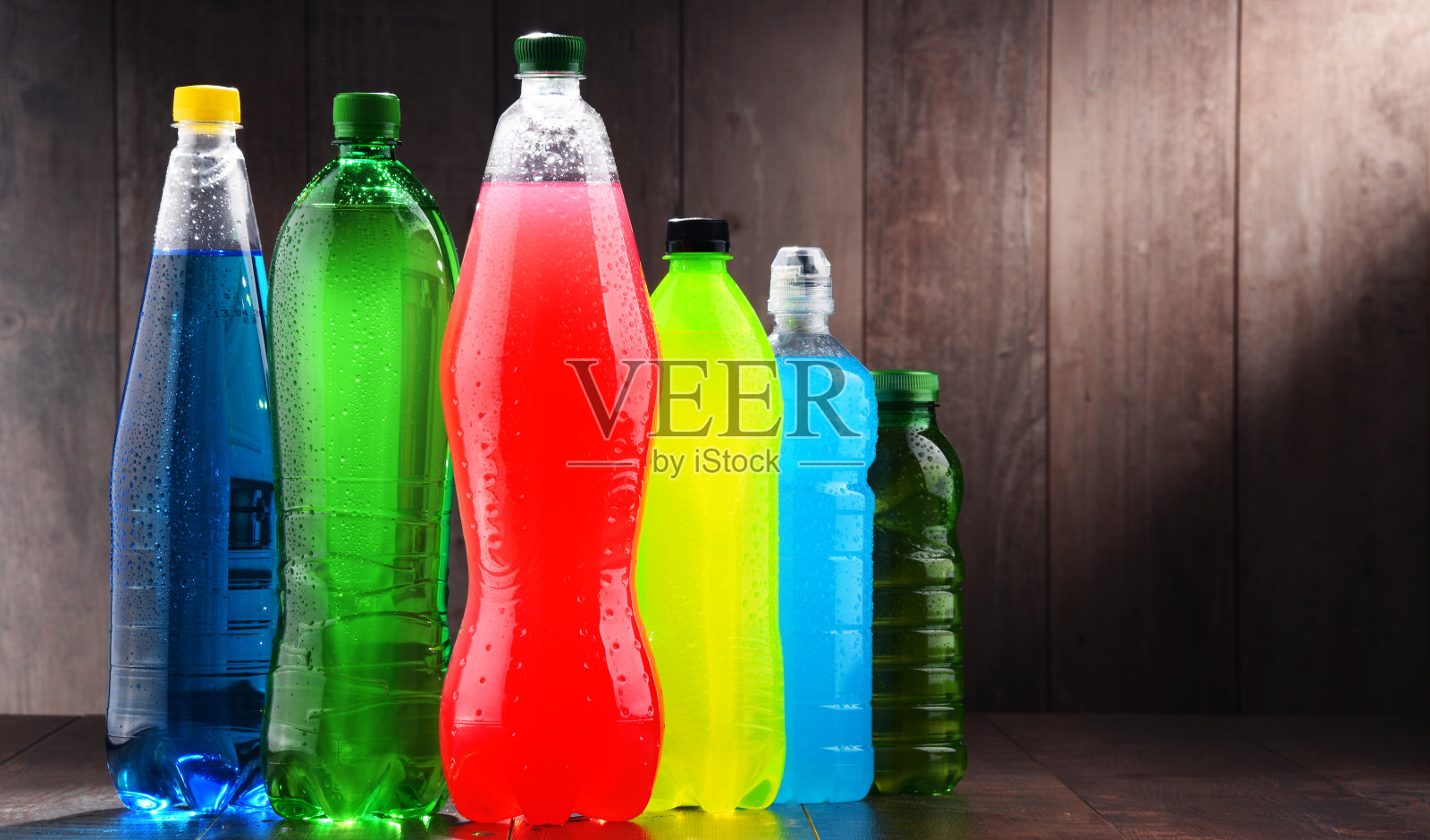 各种碳酸软饮料的塑料瓶照片摄影图片