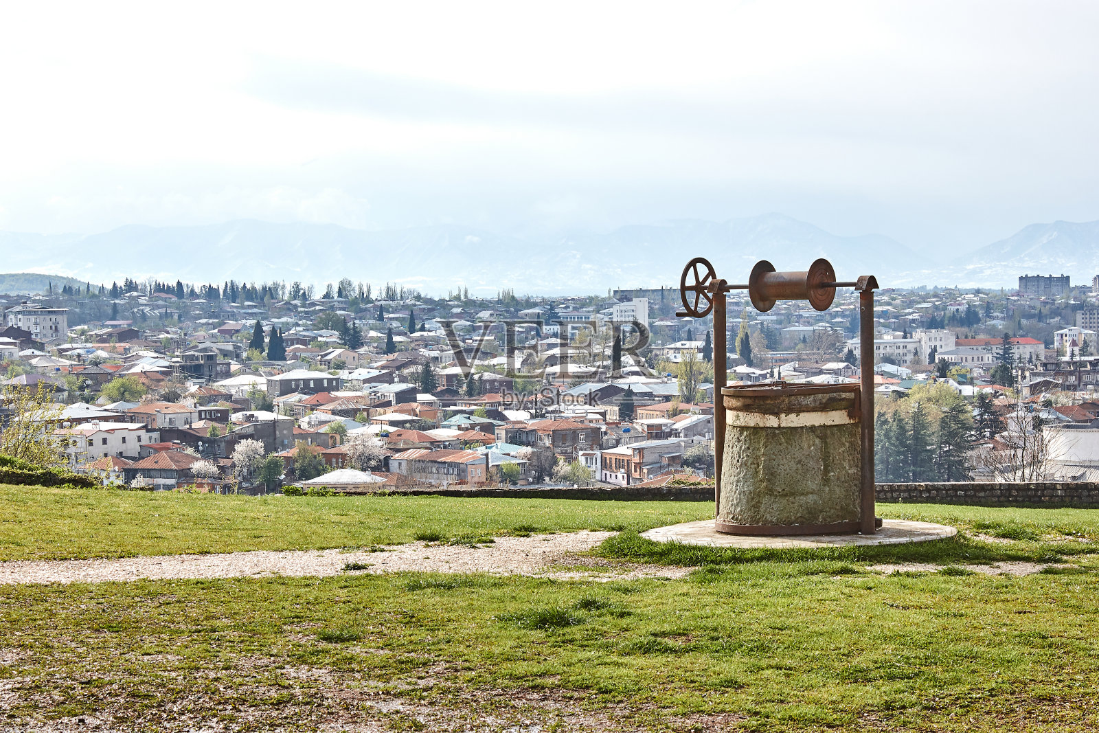 复古老井的背景城市全景。Kutaisi,格鲁吉亚照片摄影图片