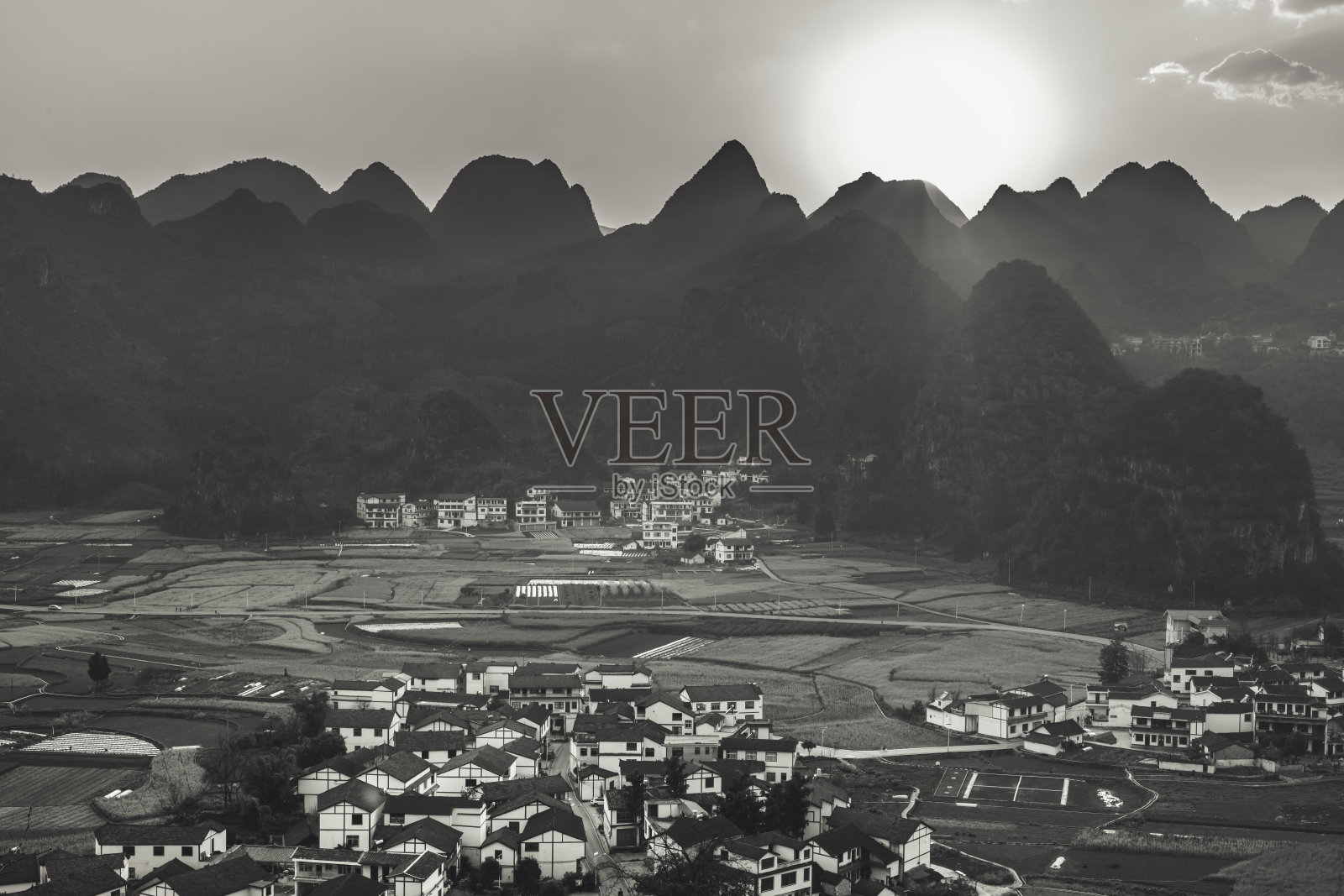 万峰林日落，中国。照片摄影图片