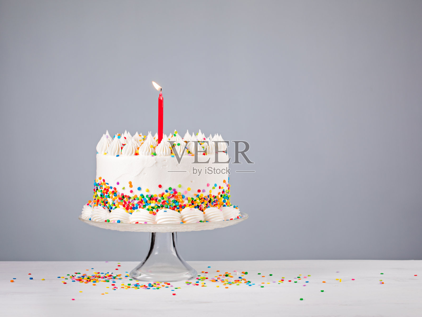 生日蛋糕和红蜡烛照片摄影图片