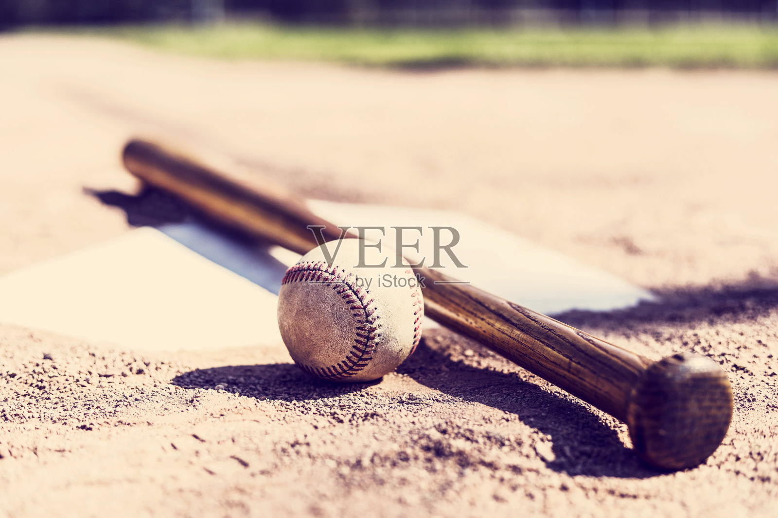 棒球赛季到了。击球和球在本垒板上。照片摄影图片