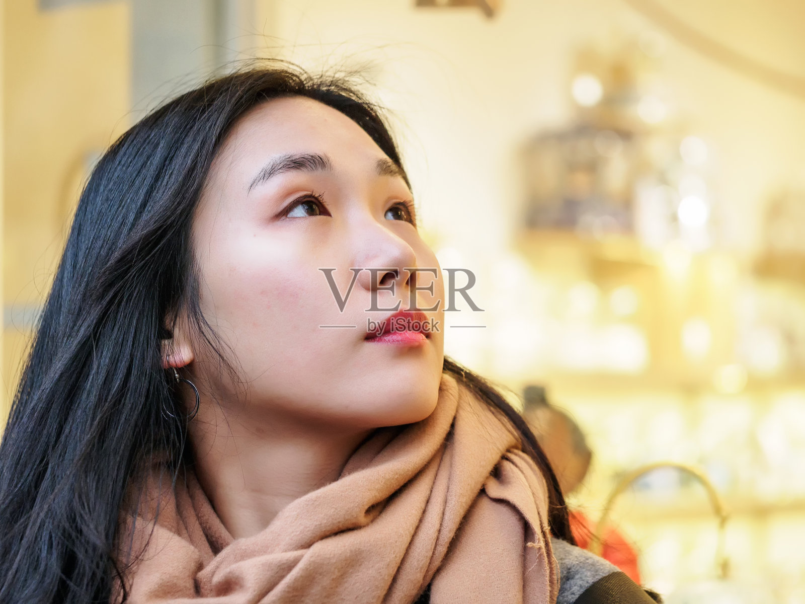 特写时尚美丽的中国女人肖像与长发向上看充满欲望，集中眼睛。照片摄影图片