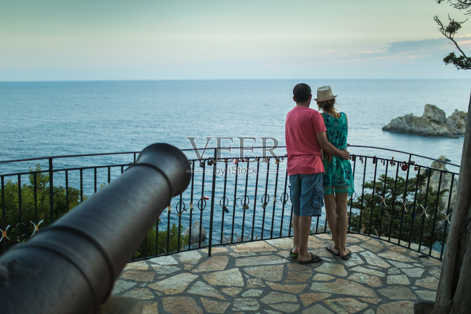 夫妇欣赏全景海景照片摄影图片