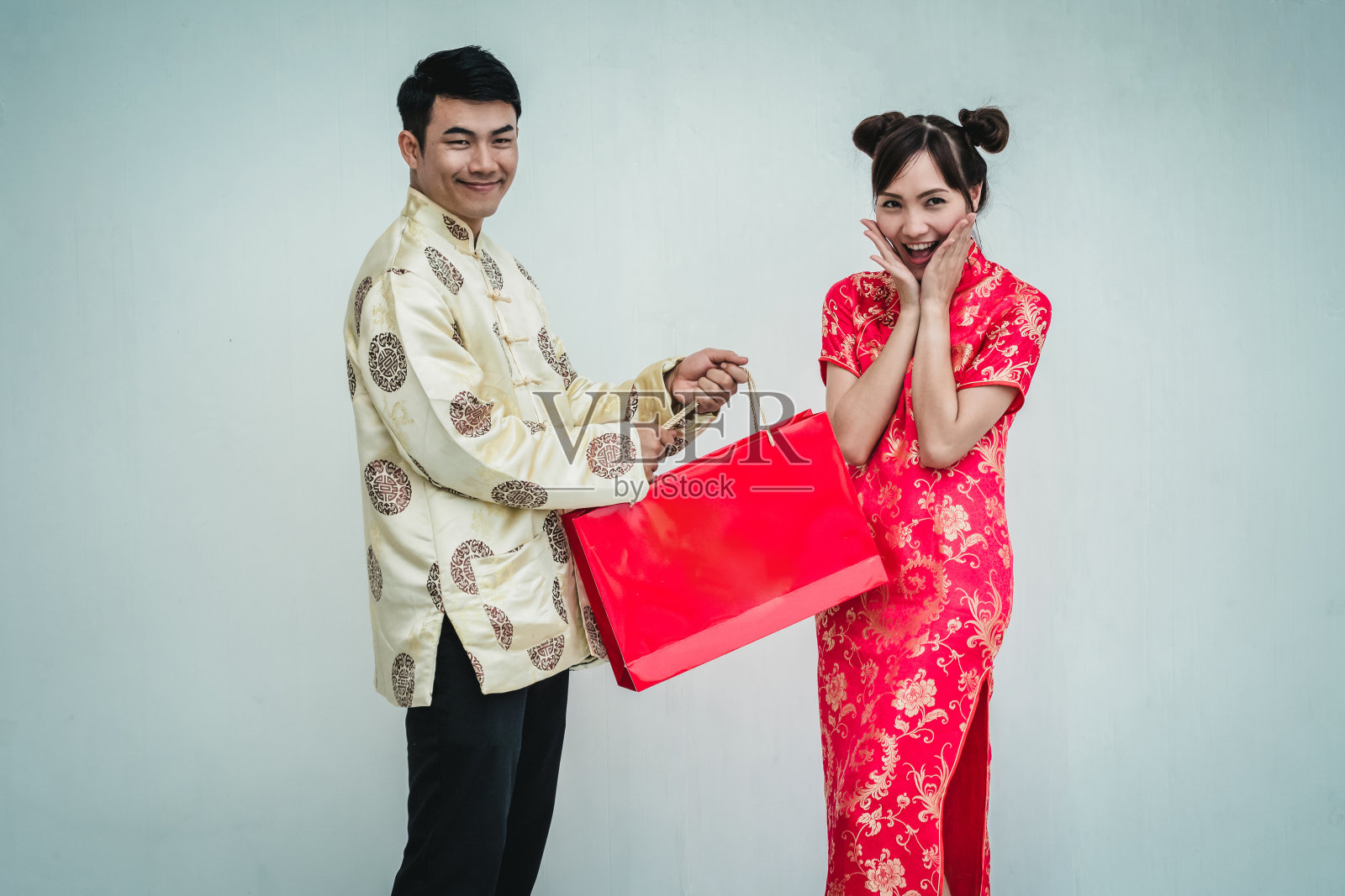 亚洲夫妇拿着购物袋。中国新年。照片摄影图片