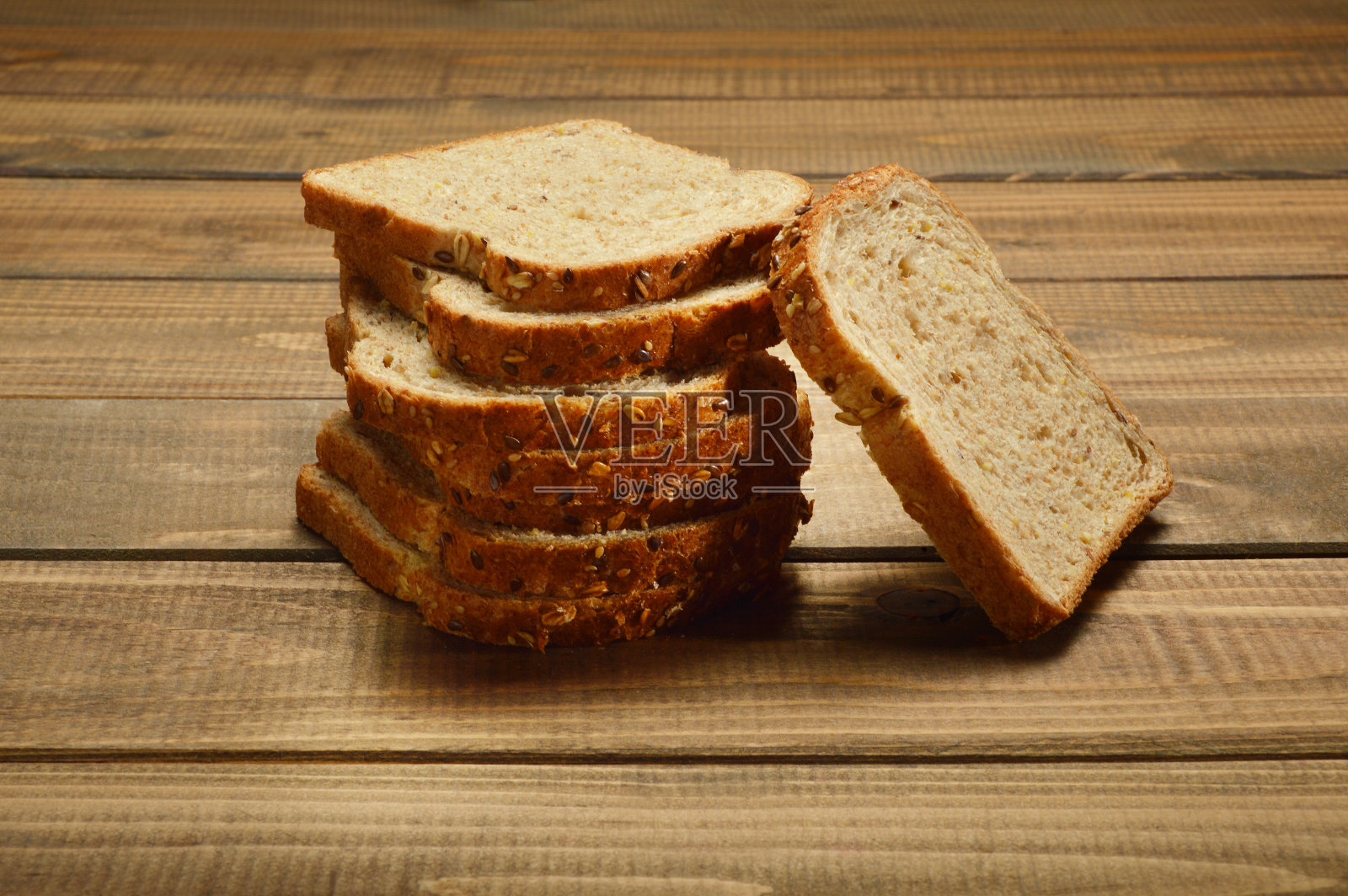 烤面包在木头背景照片摄影图片