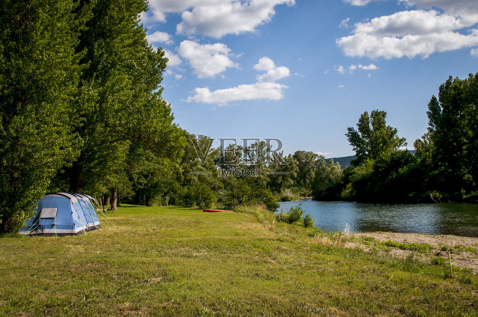 法国朗格多克塞泽河附近的帐篷和露营地照片摄影图片