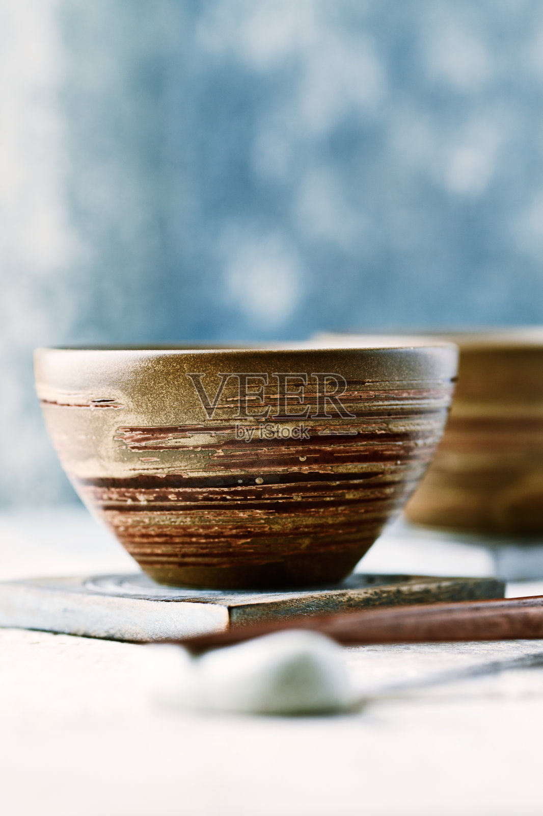 木筷子和陶瓷碗照片摄影图片