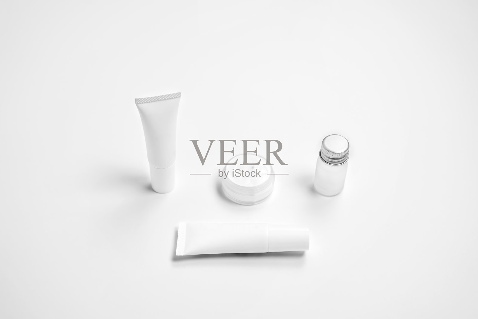 化妆品膏霜瓶的模型，空白标签包装和成分在白色的背景。天然美容产品的概念。照片摄影图片