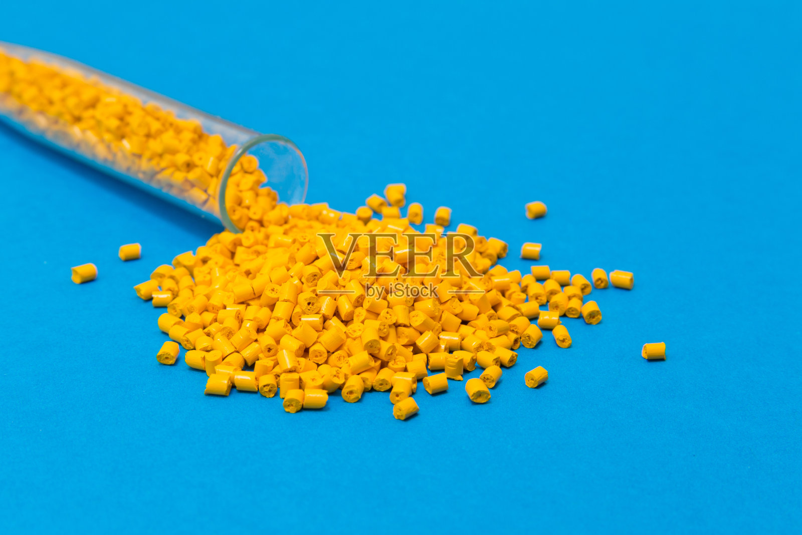工业用塑料颗粒原料。蓝色背景上的黄色聚合物。塑料颗粒后加工的废聚乙烯和聚丙烯。聚合物。双酚a是免费的。塑料颗粒。照片摄影图片