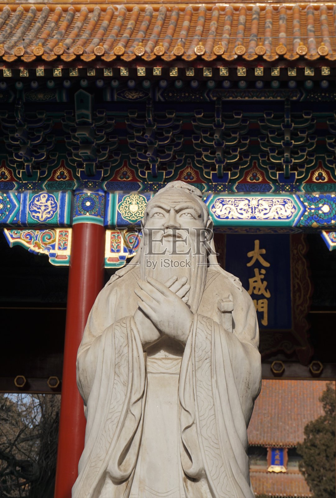 中国北京孔庙中的孔子雕像照片摄影图片