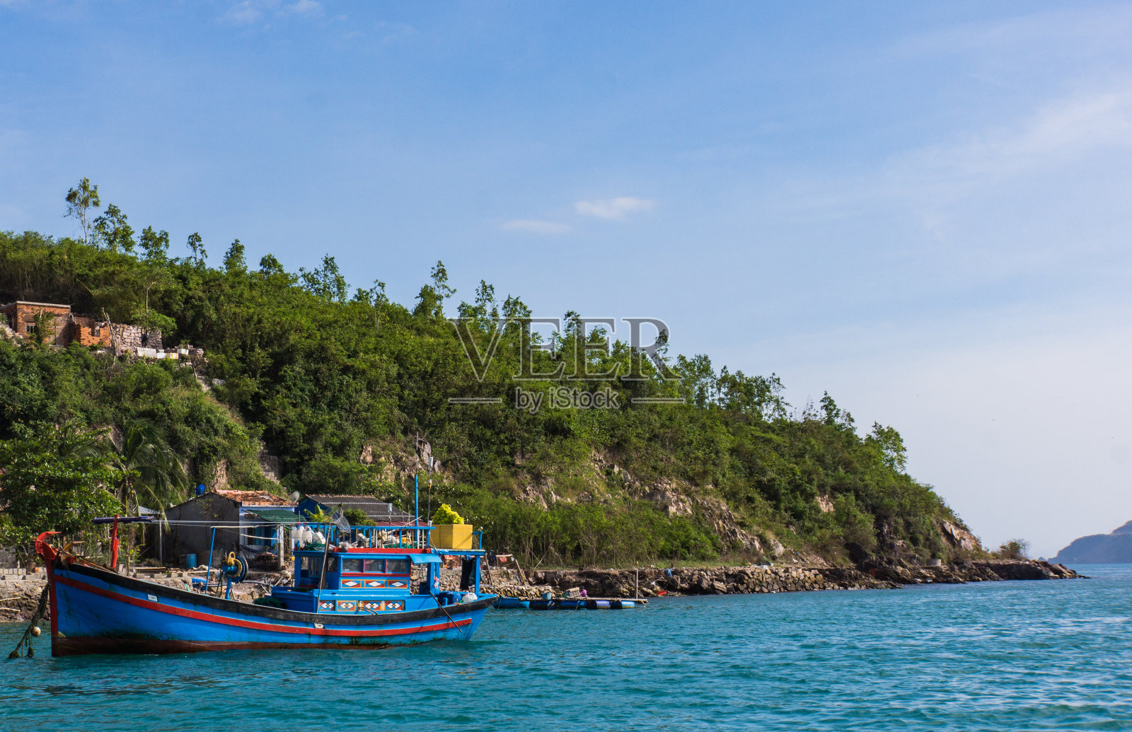 一艘渔船停靠在越南芽庄的缪岛照片摄影图片