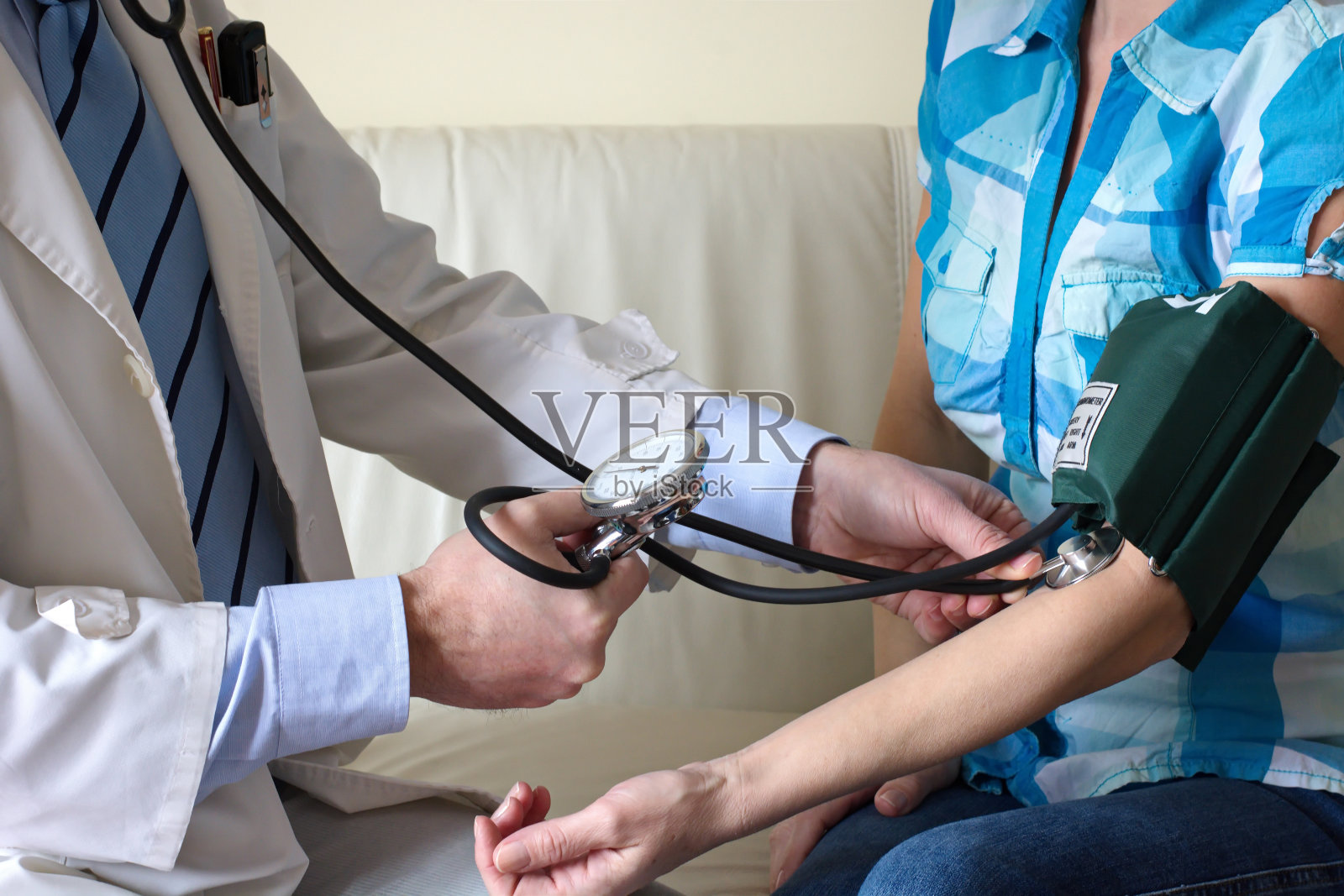 医生和病人一起测量血压照片摄影图片