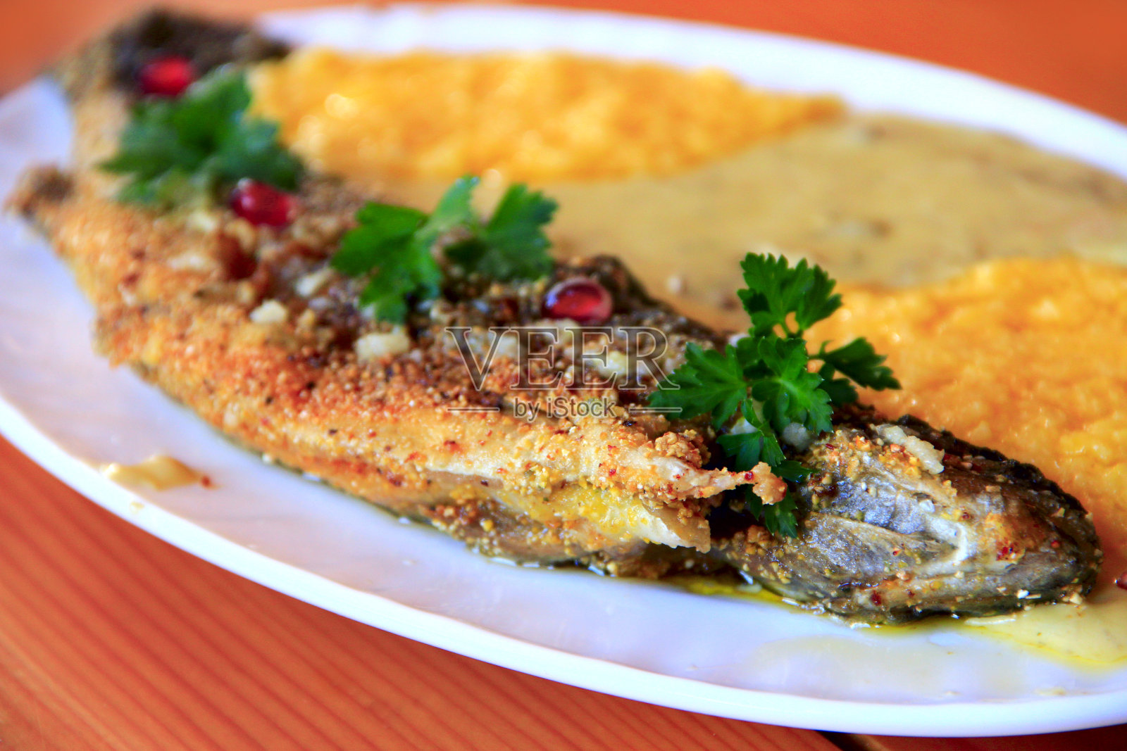 鳟鱼炒蘑菇汤。美味的菜照片摄影图片
