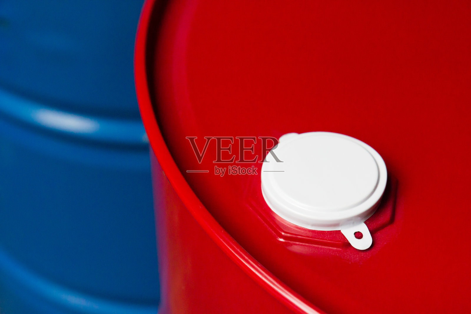 红色油筒白色盖，红色钢筒顶部。照片摄影图片