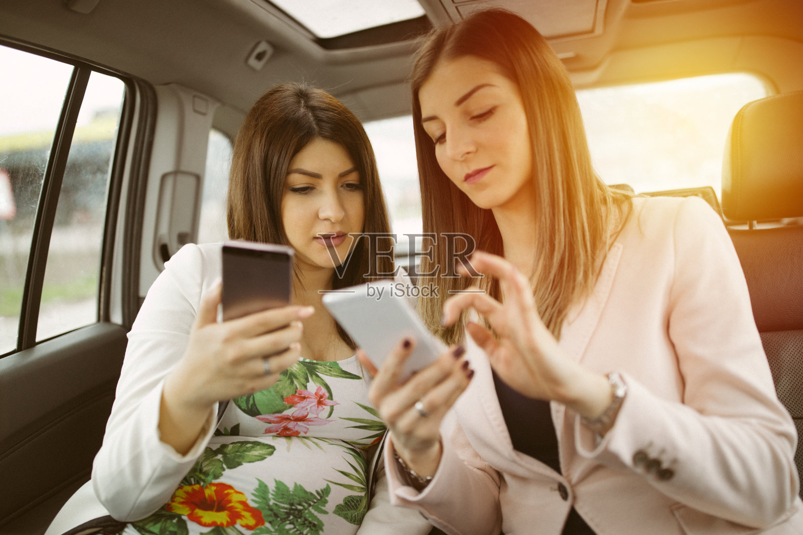 女性朋友在车里使用手机照片摄影图片