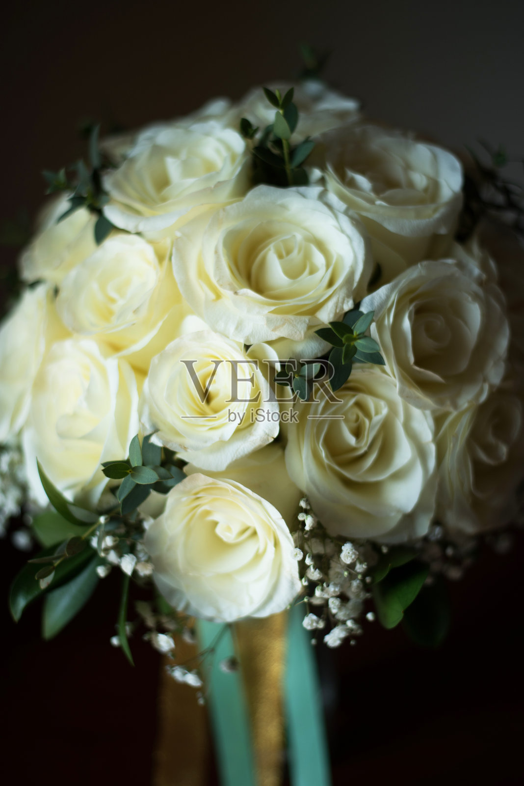 婚礼上新娘用的白玫瑰花束照片摄影图片