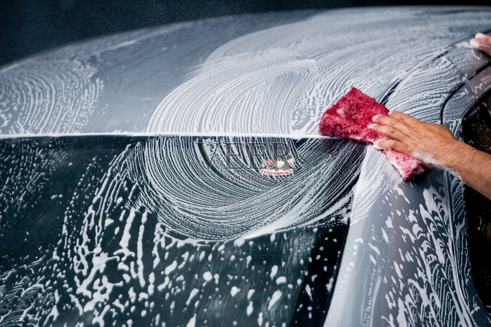 使用纳米海绵和泡沫在洗车机上清洗汽车照片摄影图片