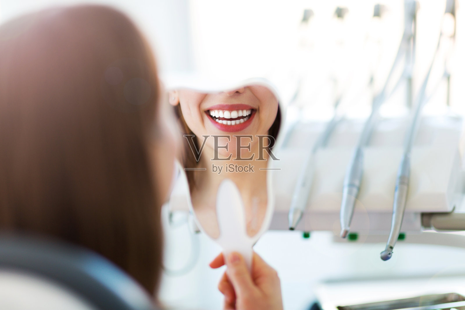 正在牙医那里检查牙齿的女人照片摄影图片