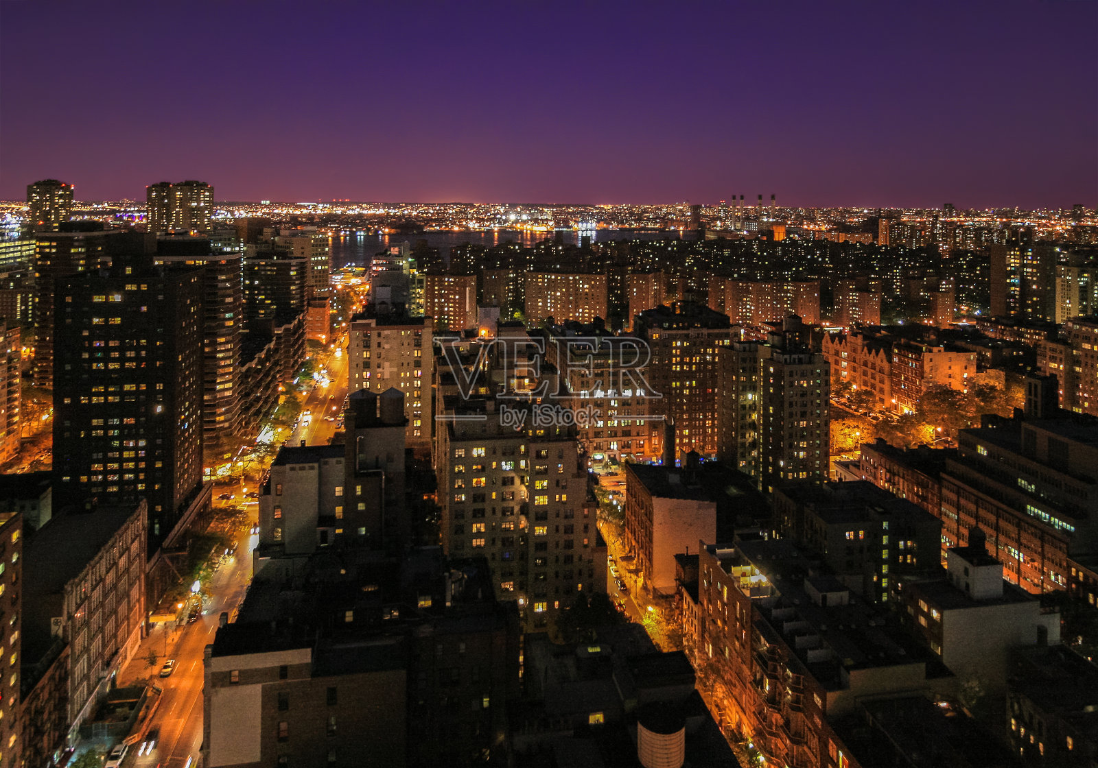 日落时分的纽约天际线，曼哈顿市中心的摩天大楼，背景中的东河和橙蓝色的晴空。照片摄影图片
