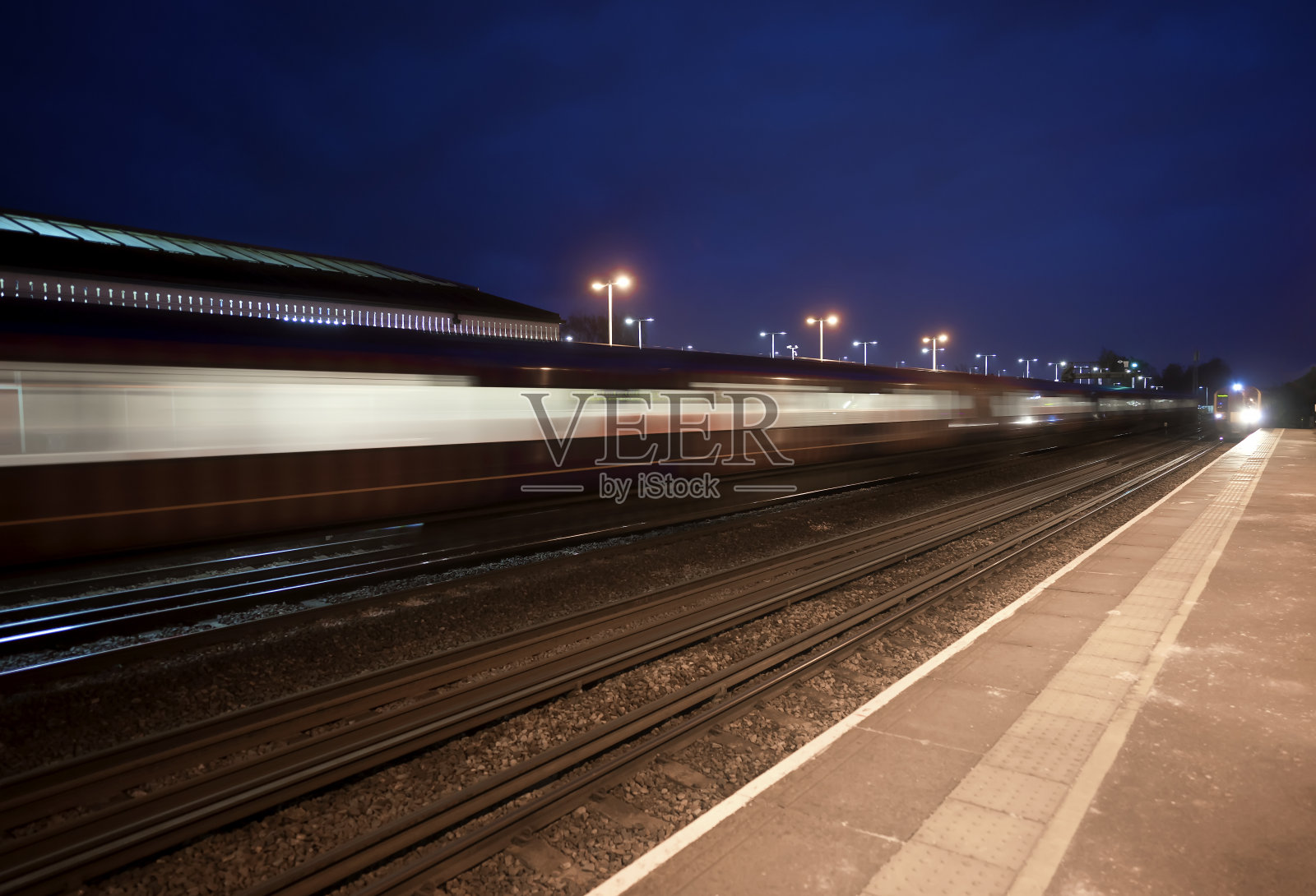 英国夜间高速行驶的火车照片摄影图片