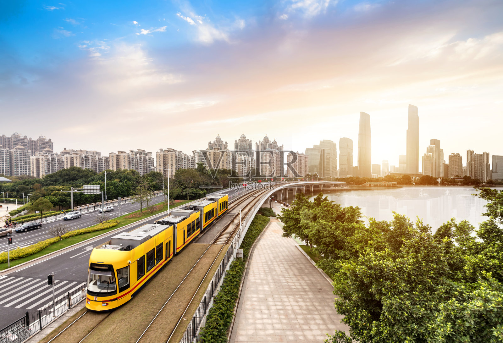 这列观光列车正在中国广州这个城市行驶照片摄影图片