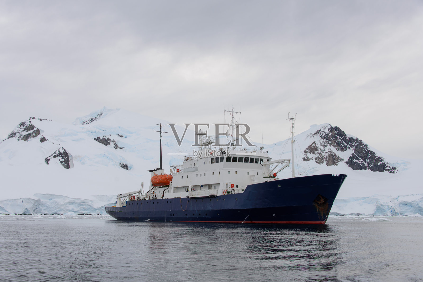 南极海域的探险船照片摄影图片