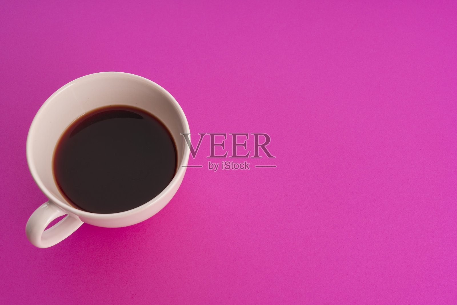 一杯粉红色背景的咖啡照片摄影图片