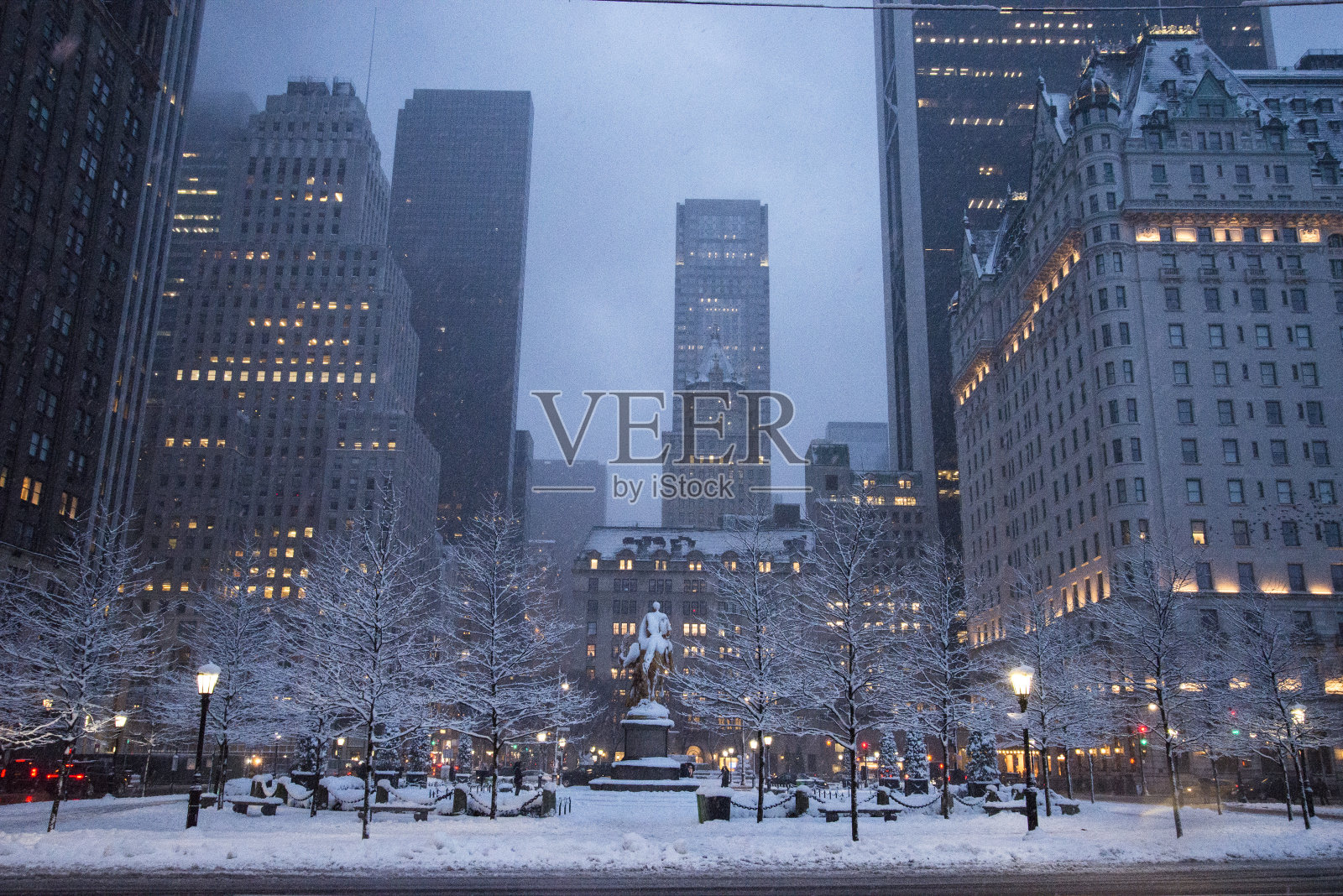纽约暴风雪期间一个孤独的观察者照片摄影图片