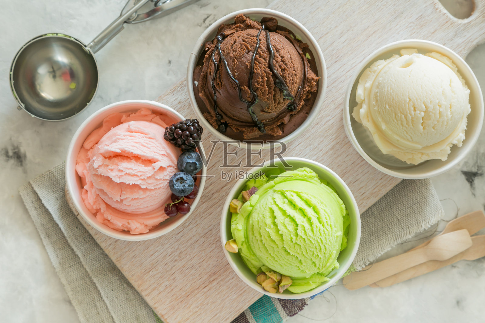 彩色冰淇淋球的选择在纸锥形照片摄影图片