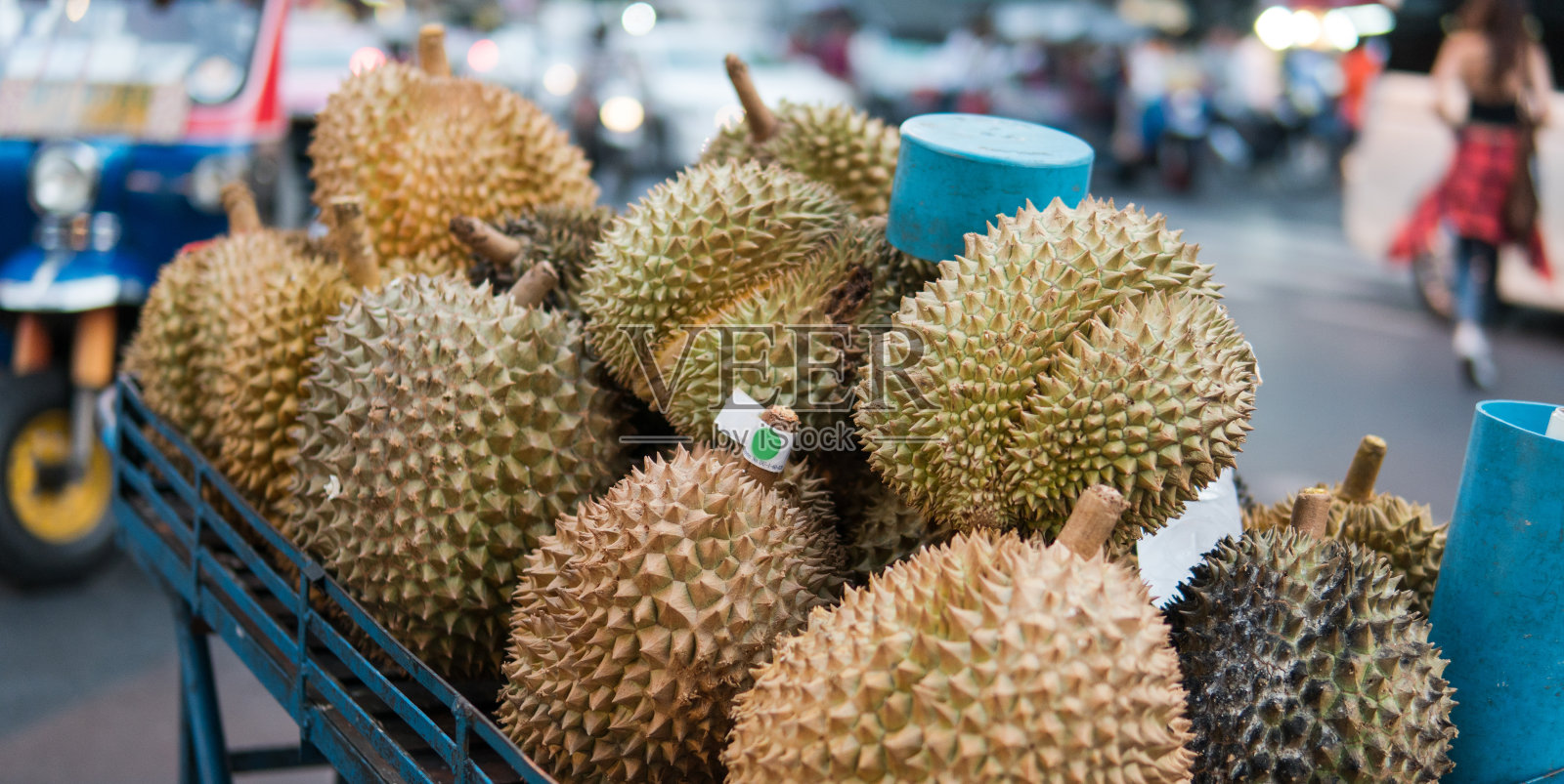 榴莲在亚洲市场的特写。卖榴莲的水果在车上照片摄影图片