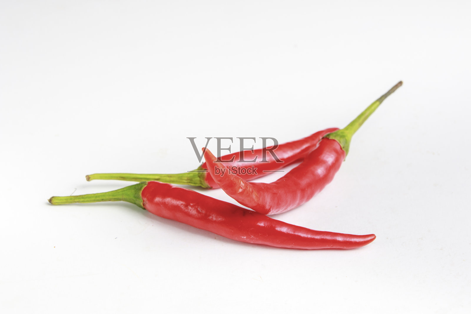 白色背景上的红辣椒。照片摄影图片