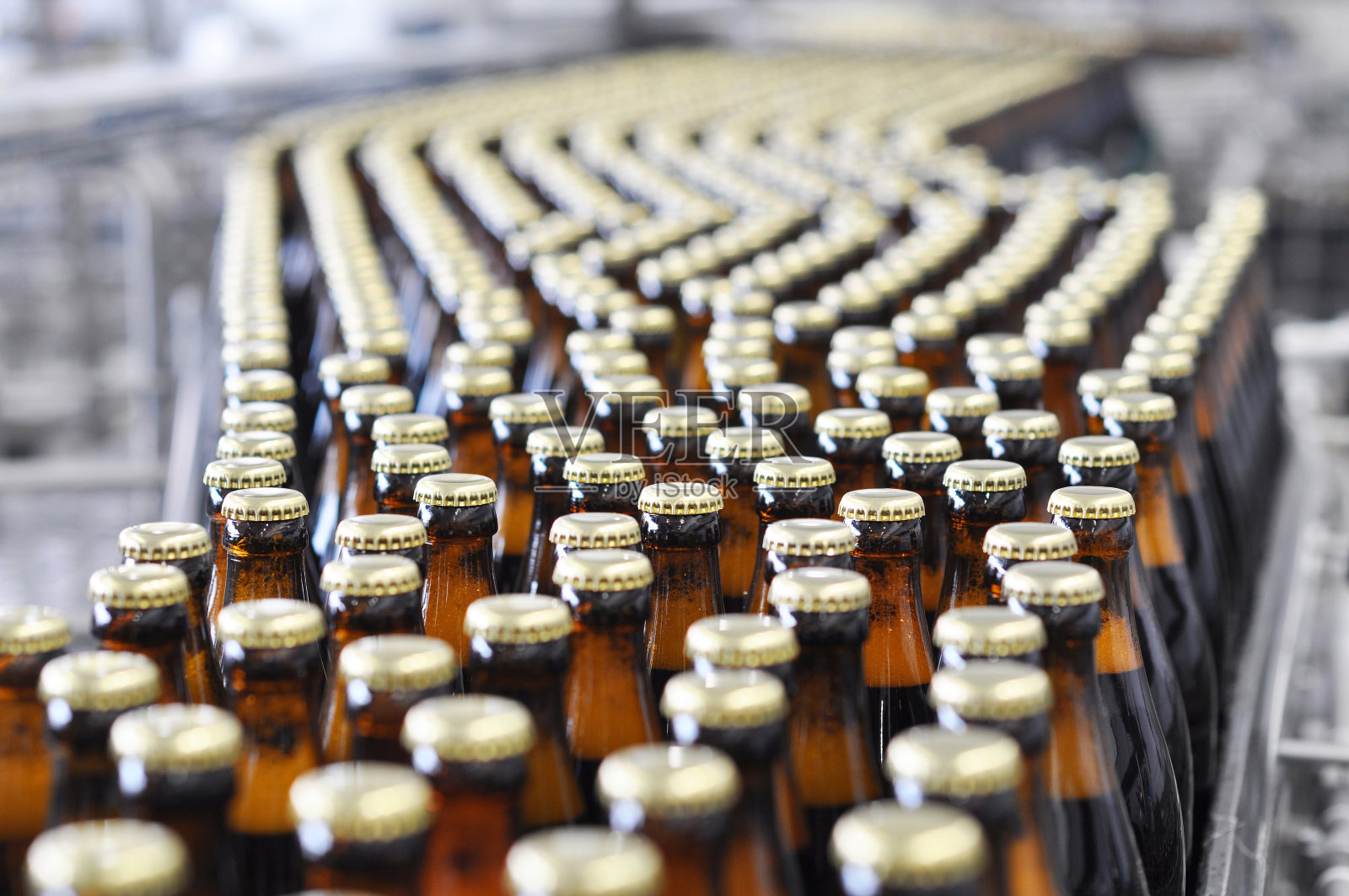 啤酒灌装在啤酒厂传送带与玻璃瓶照片摄影图片
