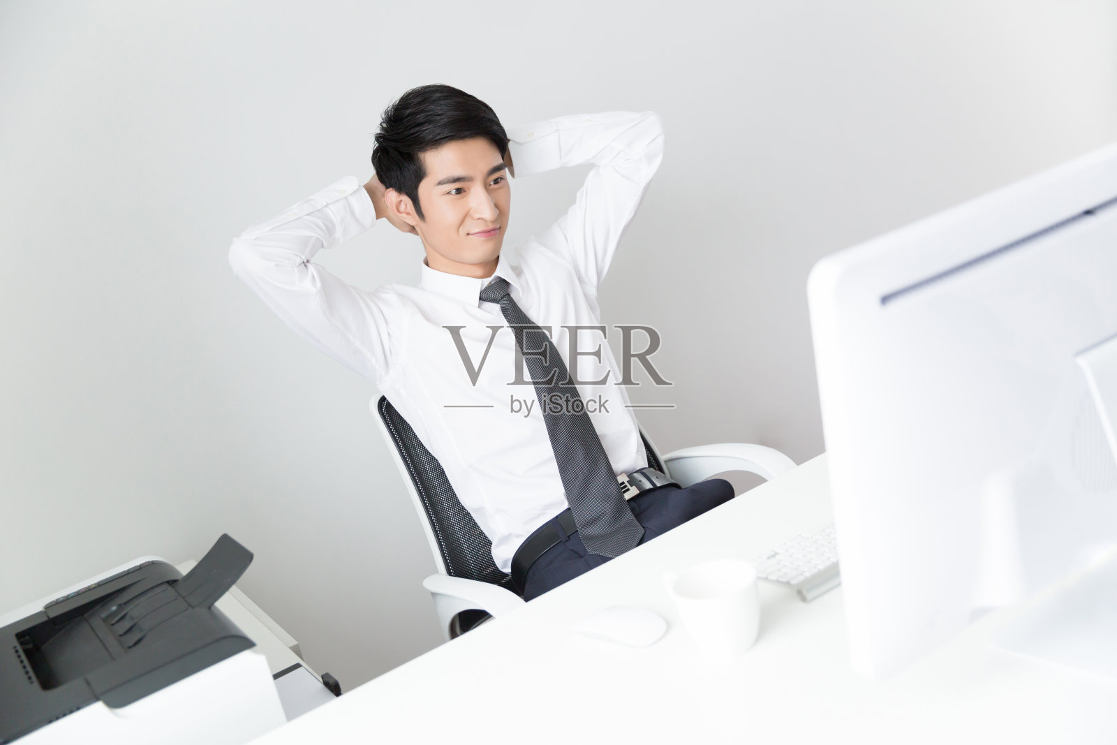 年轻的亚洲商人在办公室工作照片摄影图片