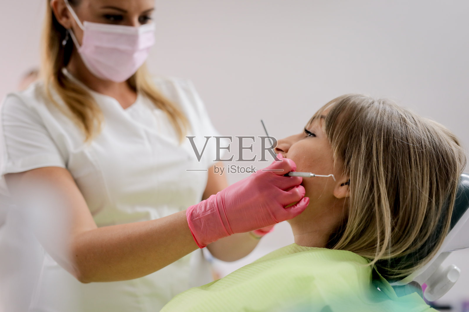 牙科检查的妇女照片摄影图片