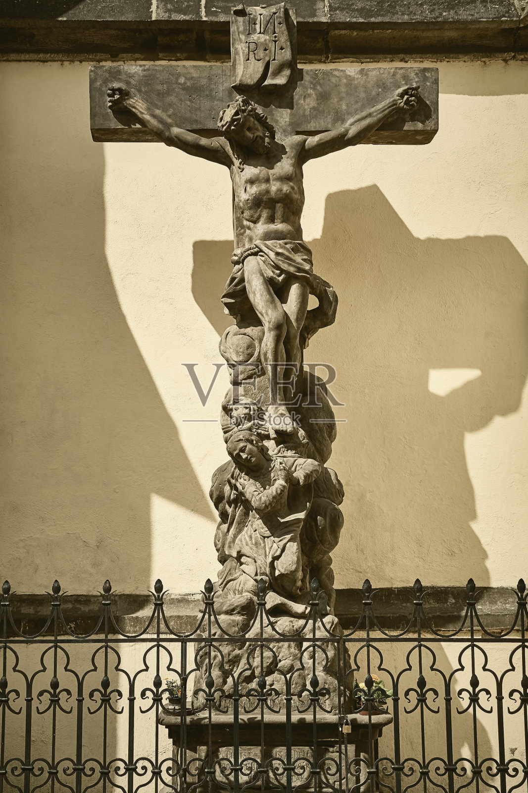 在耶稣被钉死在十字架上照片摄影图片