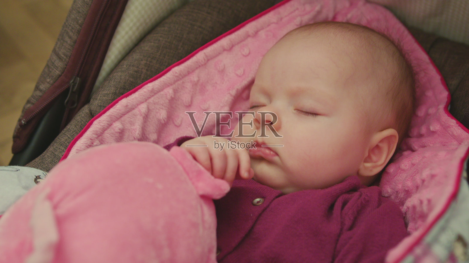 在汽车座椅上睡觉的漂亮宝宝照片摄影图片