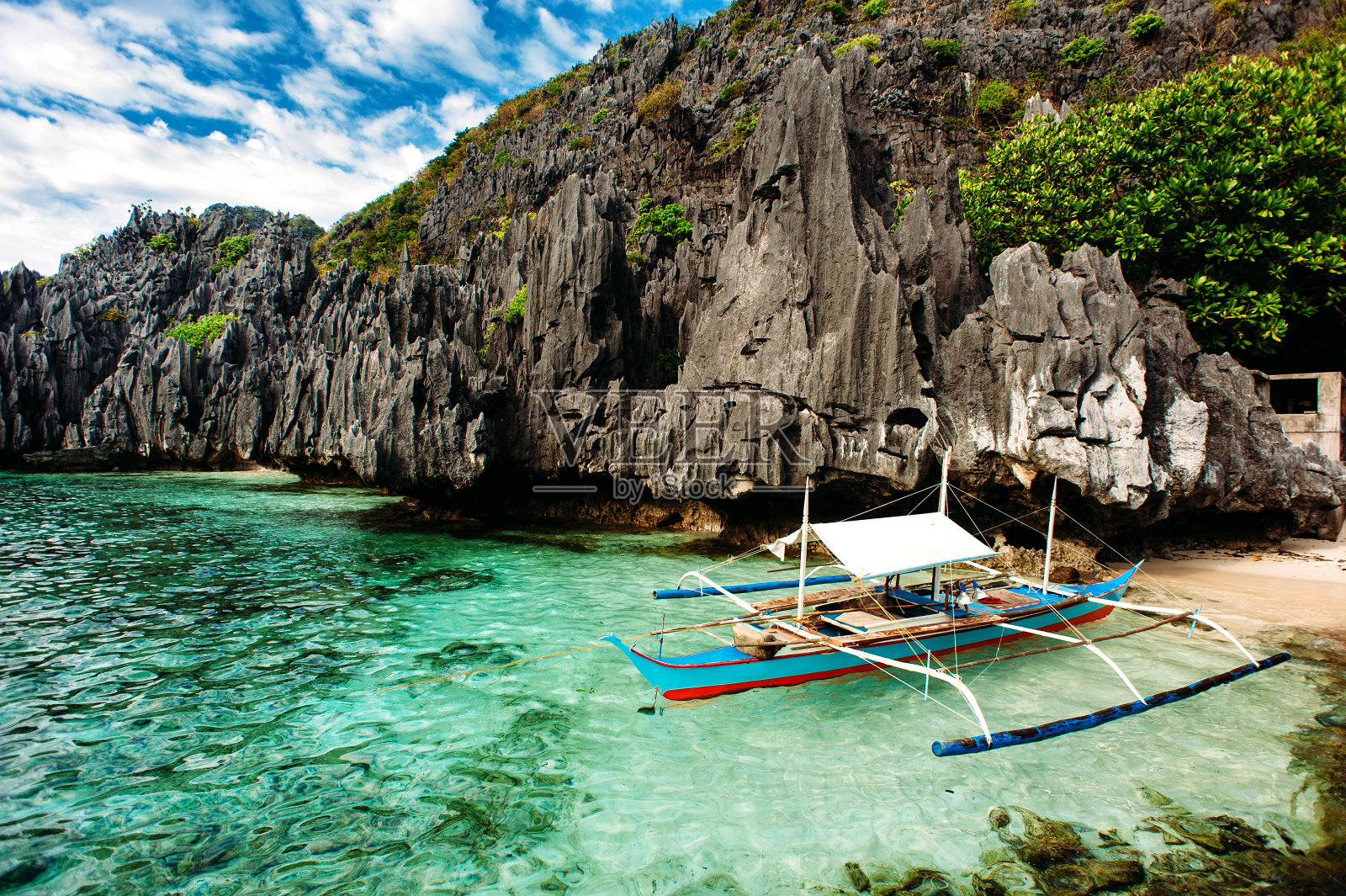 El Nido，巴拉望，菲律宾。菲律宾船在绿松石清澈的水与尖锐的岩石背景。热带国家。广角照片摄影图片
