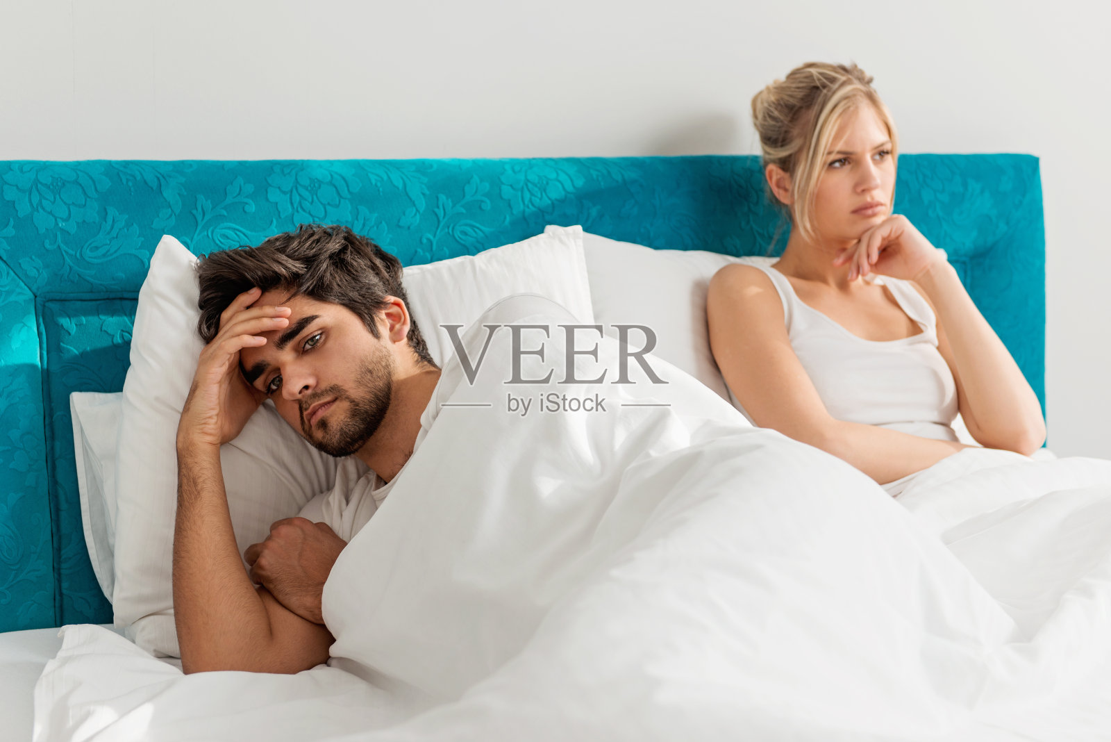 年轻夫妇在床上;卧室问题照片摄影图片
