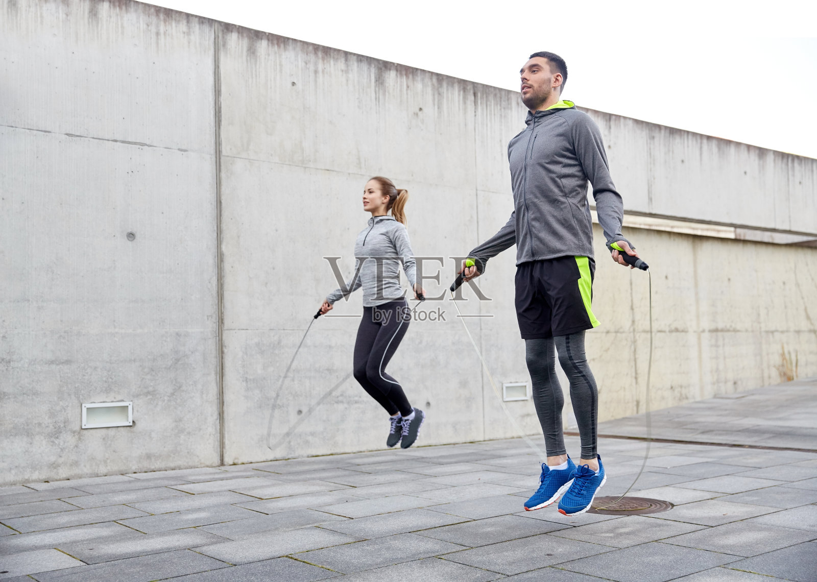 男人和女人在户外做跳绳运动照片摄影图片