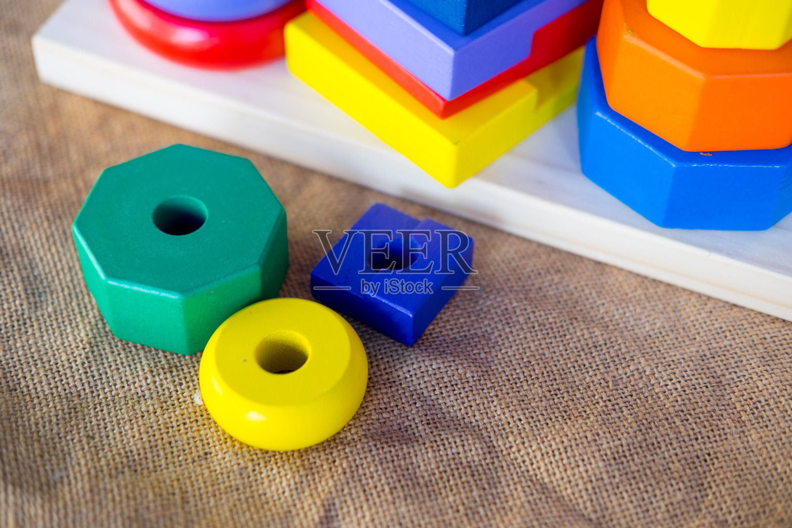 木制金字塔与彩色环作为游戏的象征照片摄影图片