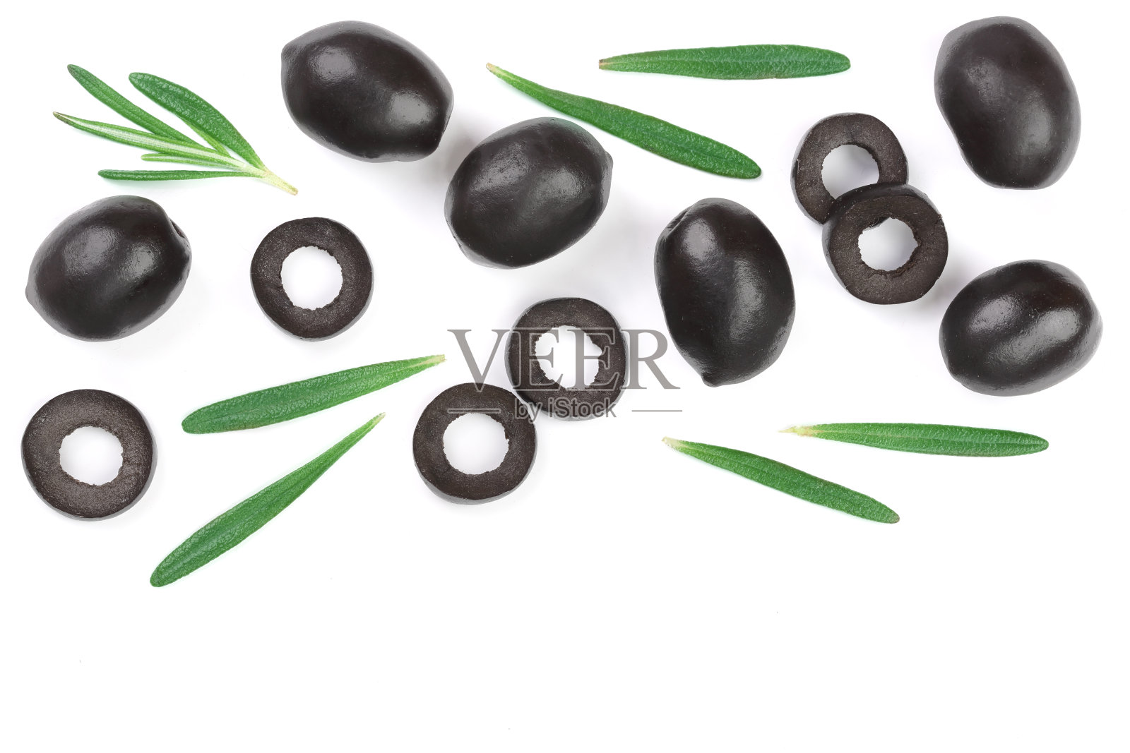 整块切成薄片的黑橄榄与迷迭香叶隔离在白色背景上。前视图。平躺模式照片摄影图片