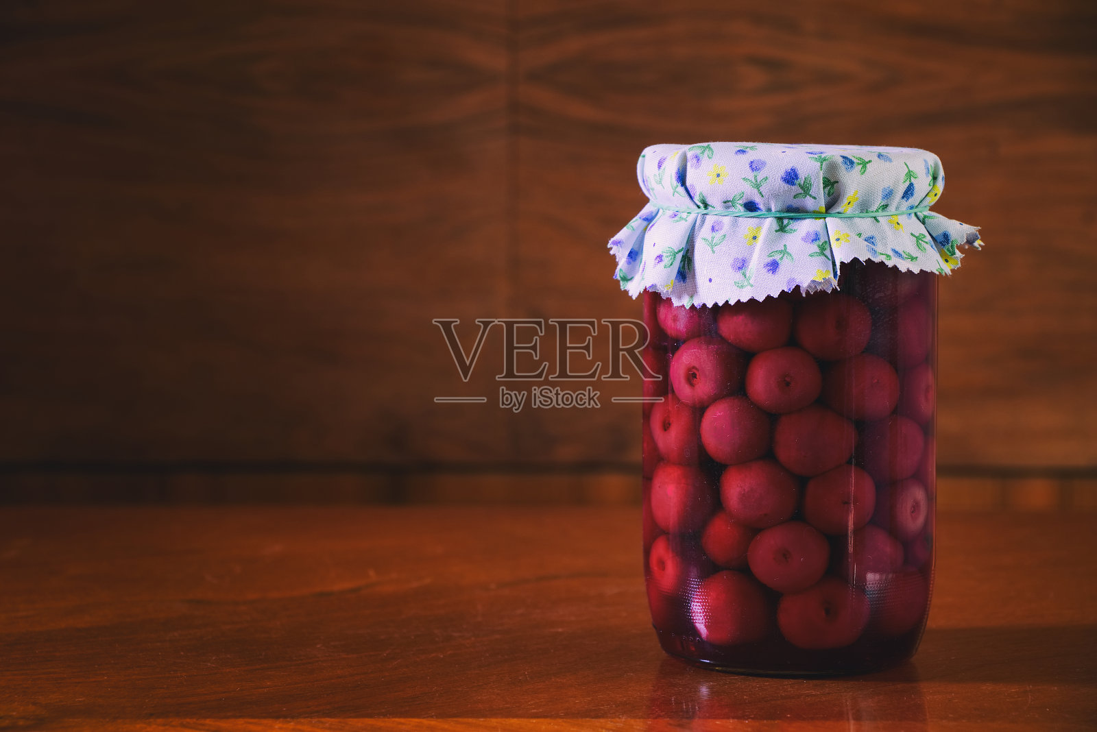 罐装果脯，樱桃蜜饯照片摄影图片